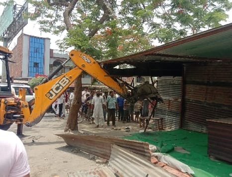 JCB demolished illegal encroachment in Mahewaganj