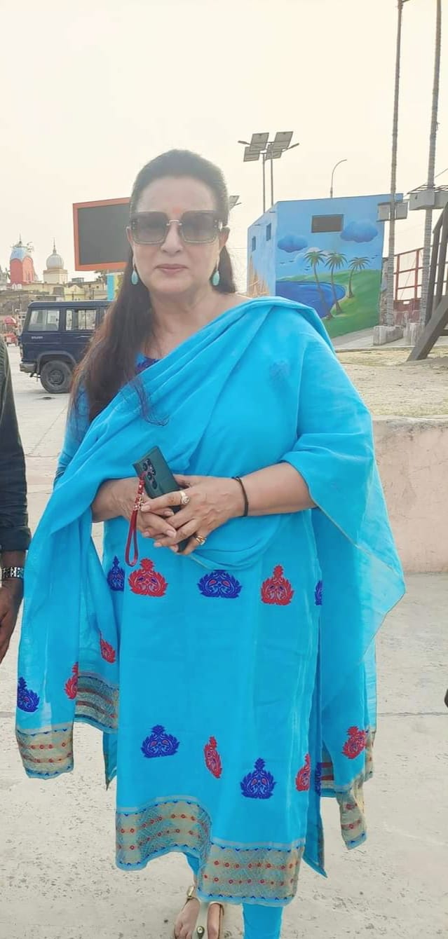 Actress Poonam Dhillon did darshan-worship