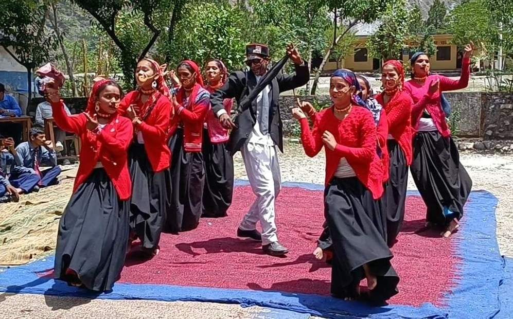 Students spread their talent on talent day