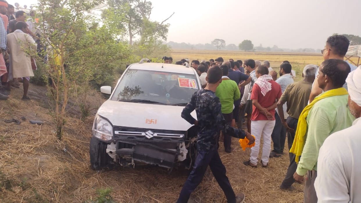 Road accident in chandauli Car overturned in canal after hitting class 10th student dies due to getting stuck in  bonnet
