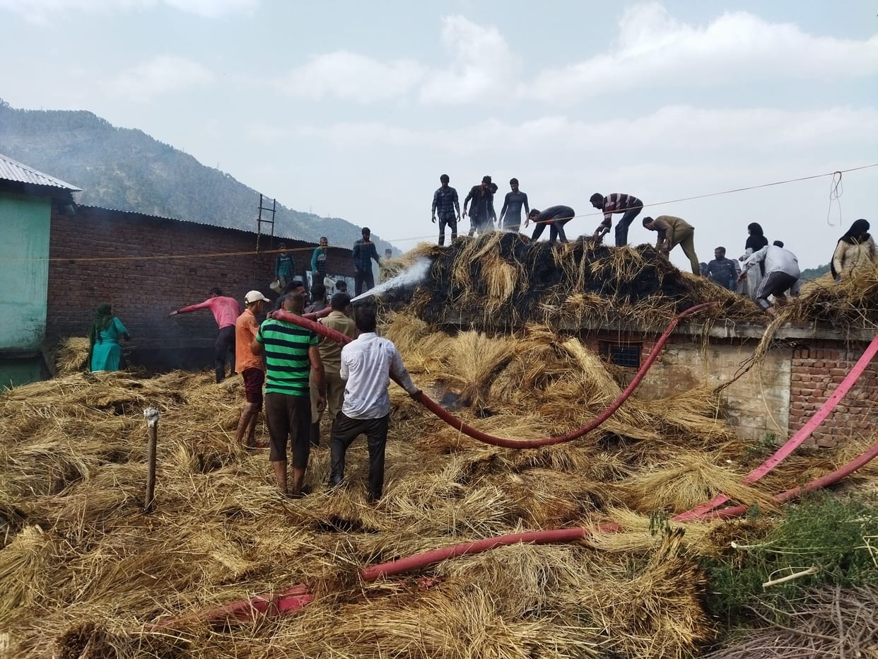 A fire broke out in the straw kept on the roof of the house