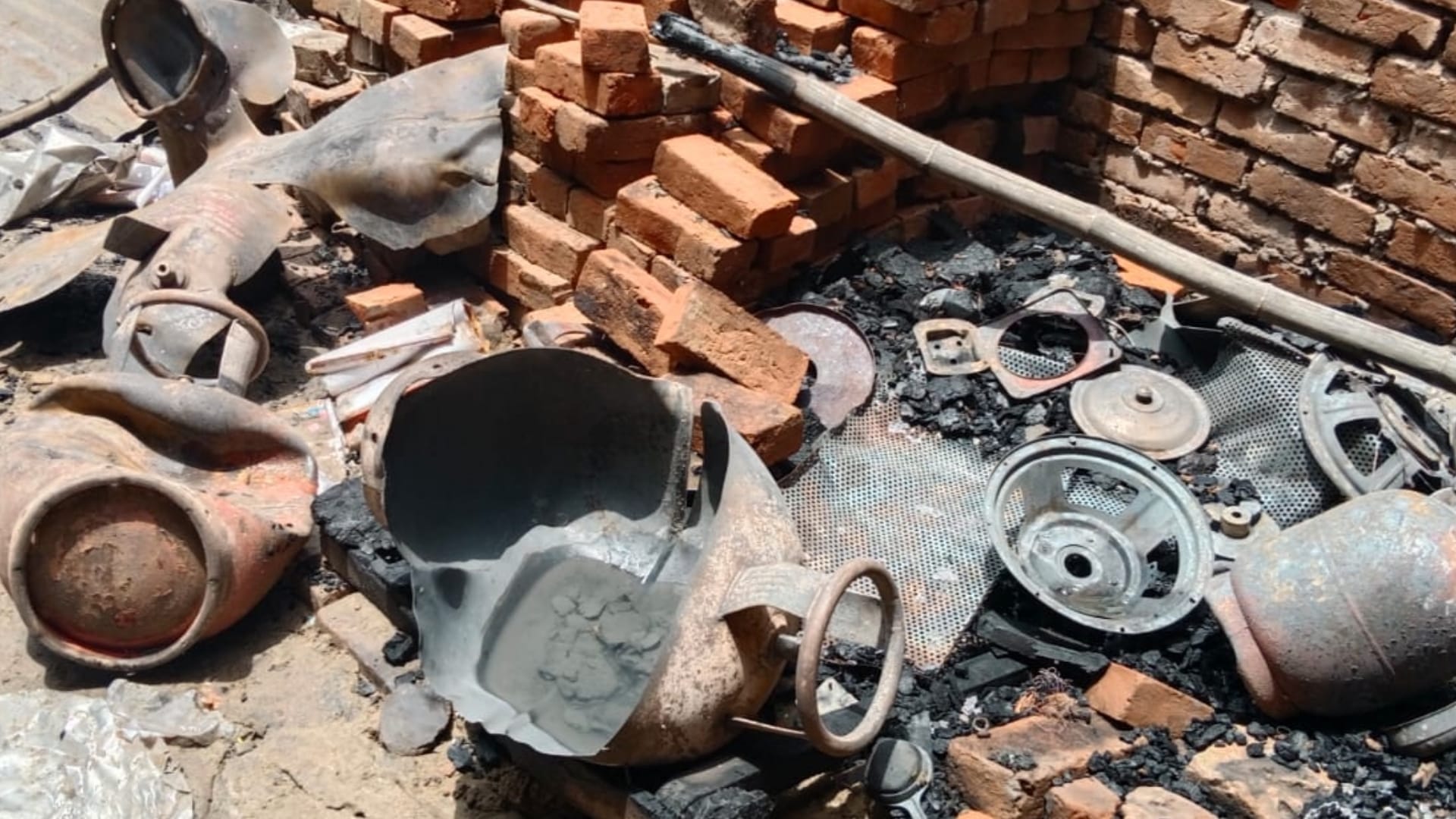 Cylinder blast in a market in Balrampur.