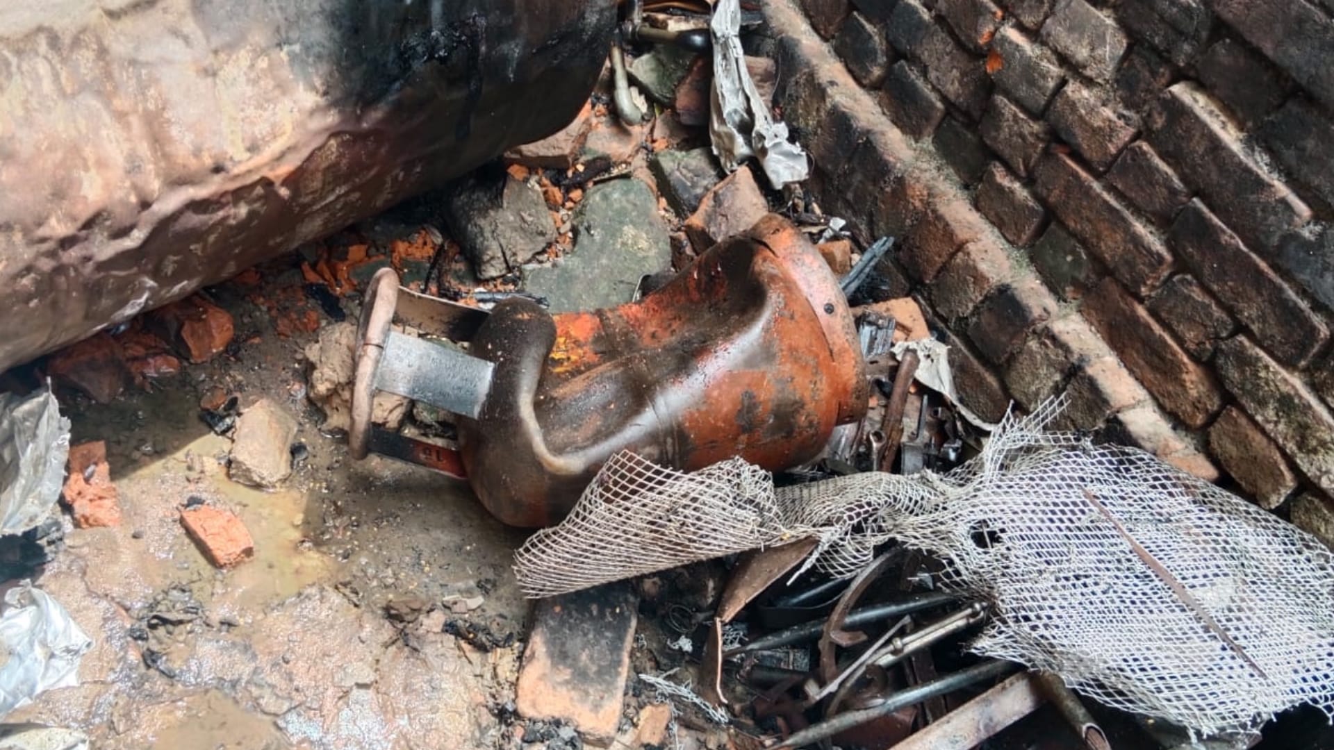 Cylinder blast in a market in Balrampur.