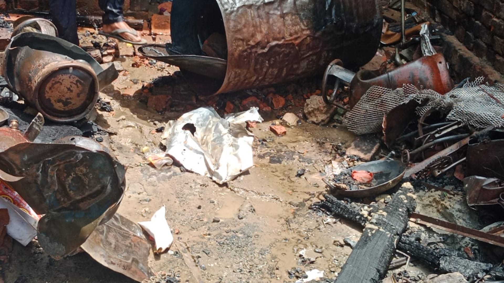 Cylinder blast in a market in Balrampur.