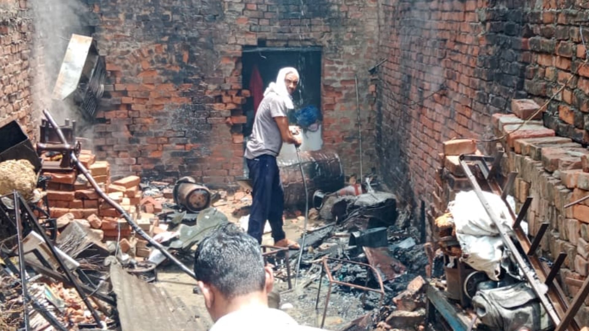Cylinder blast in a market in Balrampur.