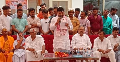फोटो-12-गोंडा के अमदही धनईगंज में आयोजित कार्यक्रम को संबोधित करते सांसद। -संवाद