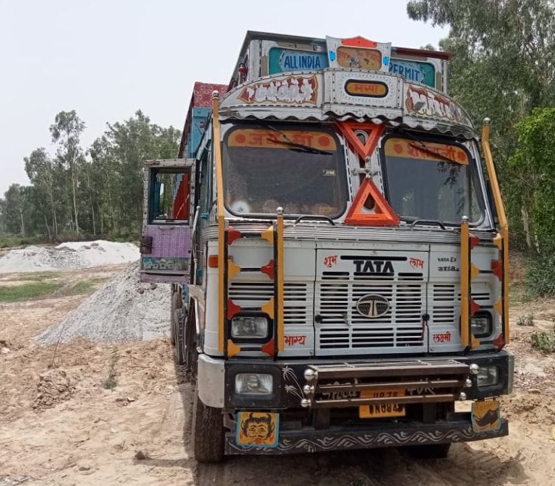 hardoi news,23 thousand rupees and mobile looted by beating the truck driver