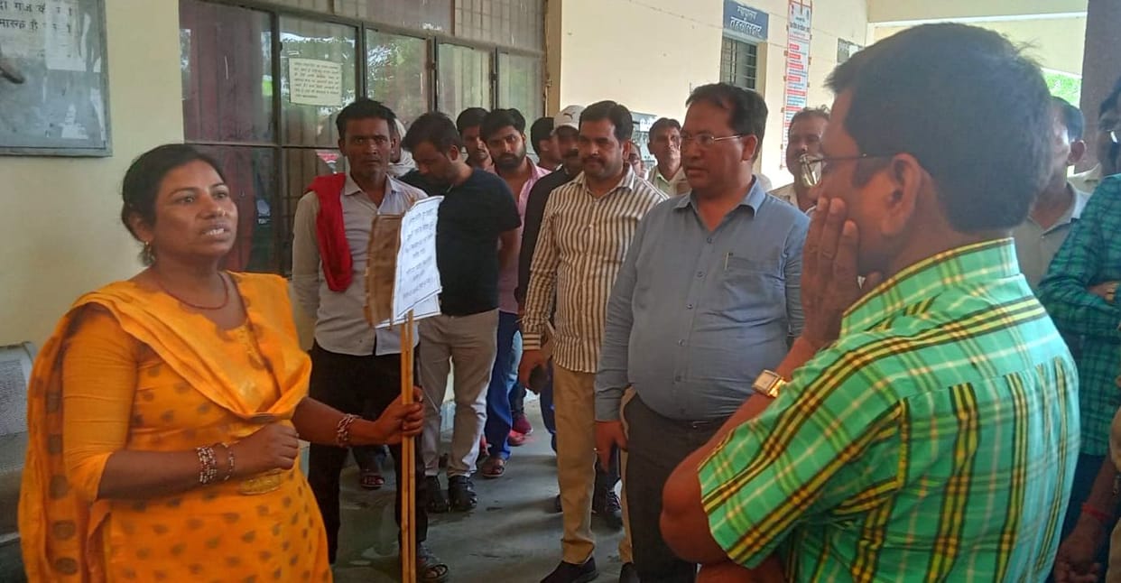 hardoi news,Woman sitting on dharna in front of Tehsildar court for land