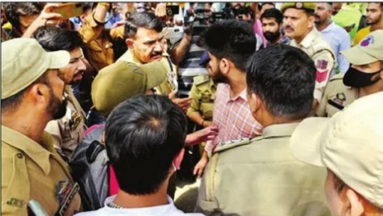 Students read Hanuman Chalisa in college at the time of Namaz in jammu and kashmir