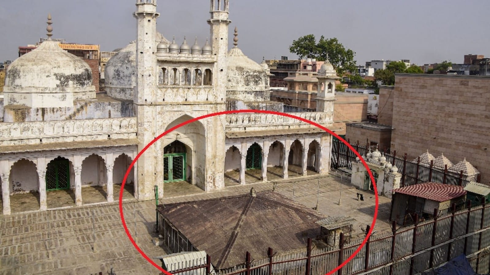 ज्ञानवापी मस्जिद परिसर में शिवलिंग मिलने का दावा किया जा रहा है।