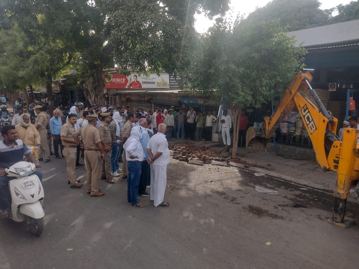 Suddenly the encroachment started demolishing JCB, stir