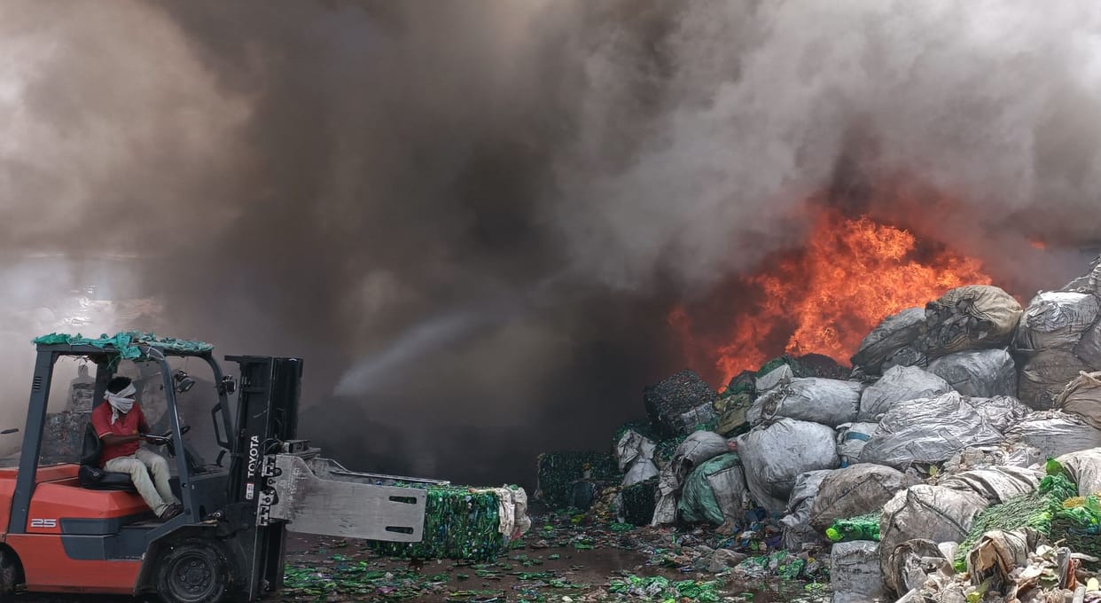 Kanpur dehat : Fire broke out in raw material of thread factory, found control after one and a half hour's effort