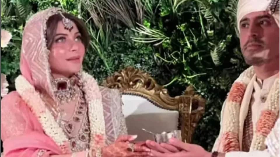 Kanika kapoor and gautam wedding photo viral on social media