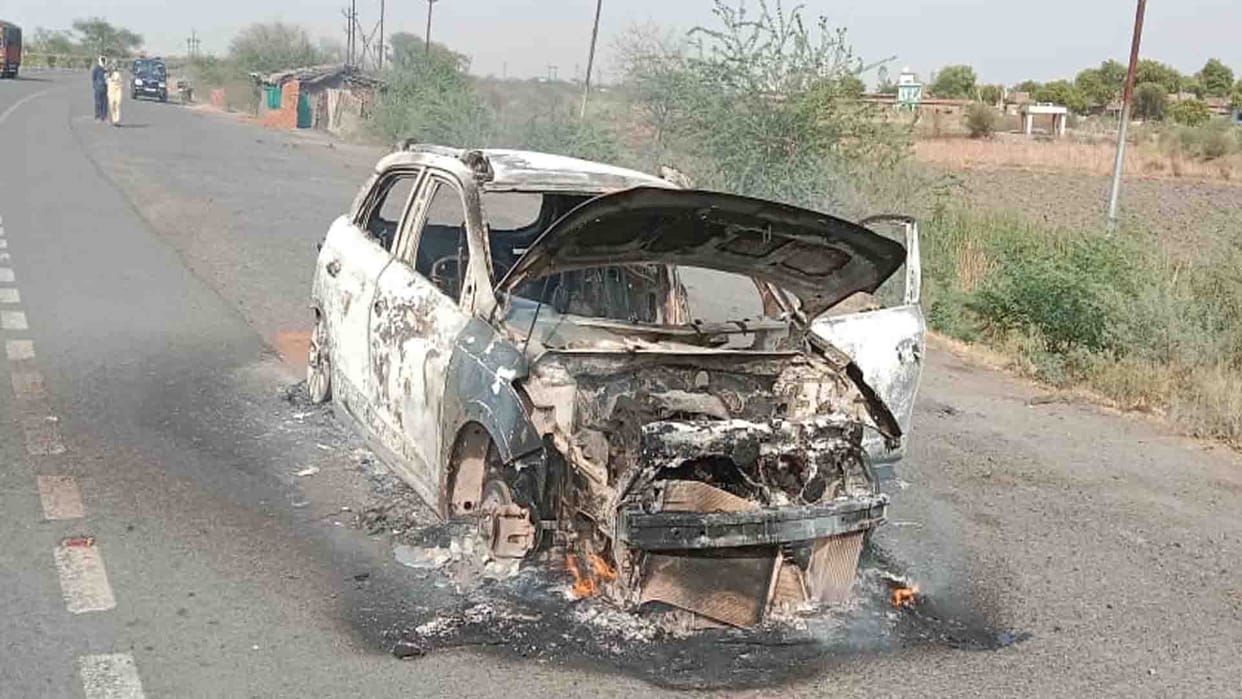 Fire broke out in moving car, youth scorched