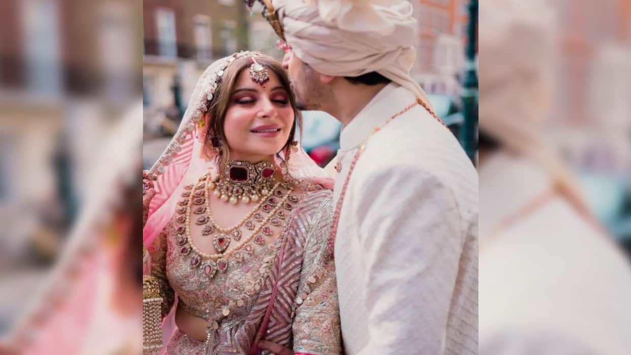 Kanika Kapoor Wedding Photos Bridal Lehenga of Bollywood Singer kanika Kapoor