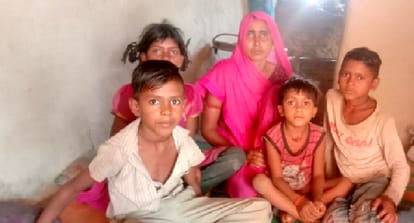 अपने छोटे-छोटे बच्चों के साथ झोपड़ी में बैठी पीड़ित नीलम