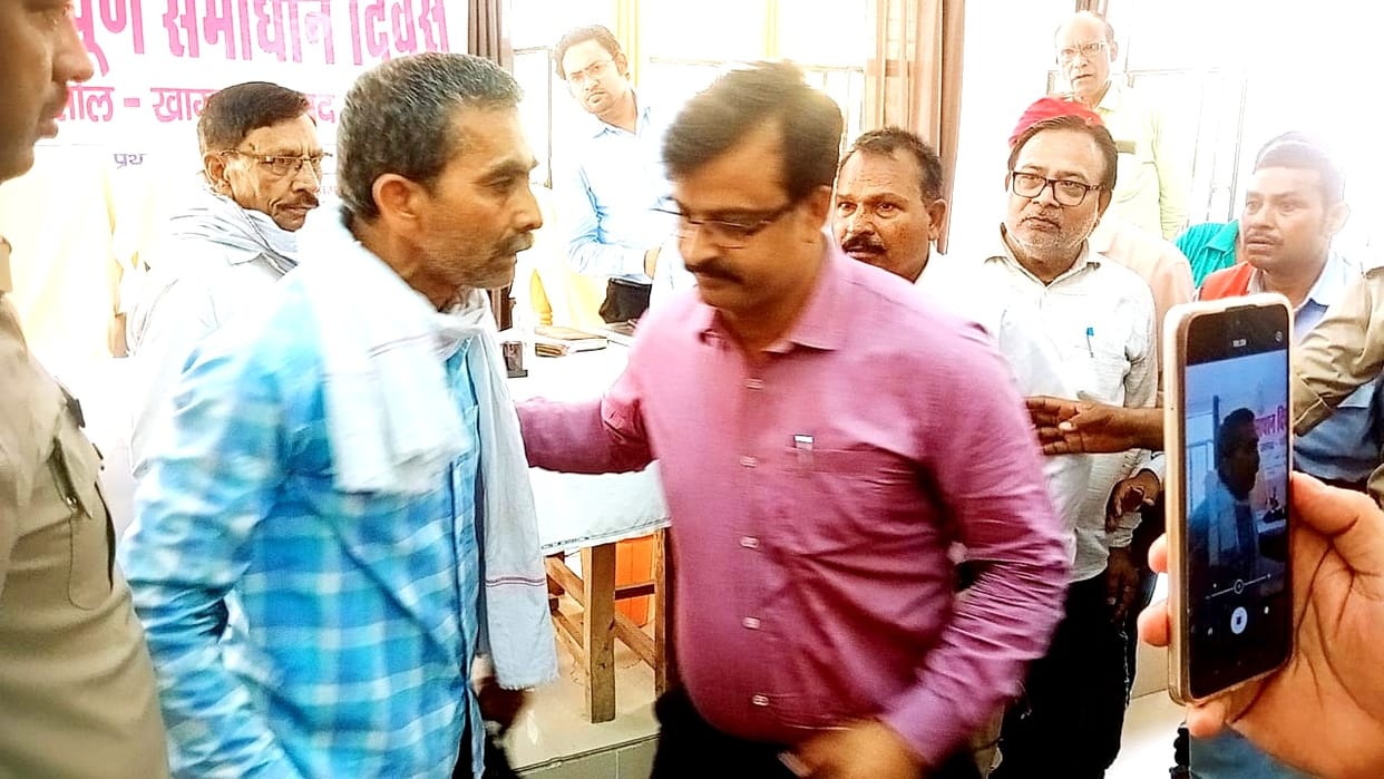 SDM publicly thrashed the complainant during the sampoorn samaadhaan divas in Fatehpur