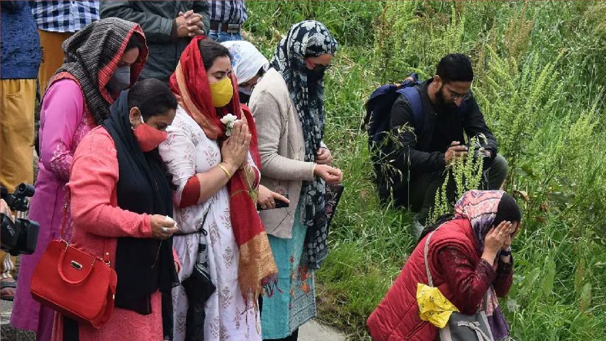 Kashmiri Pandit employees persistently adamant about their demands After murder of Kashmiri Pandit Rahul Bhat