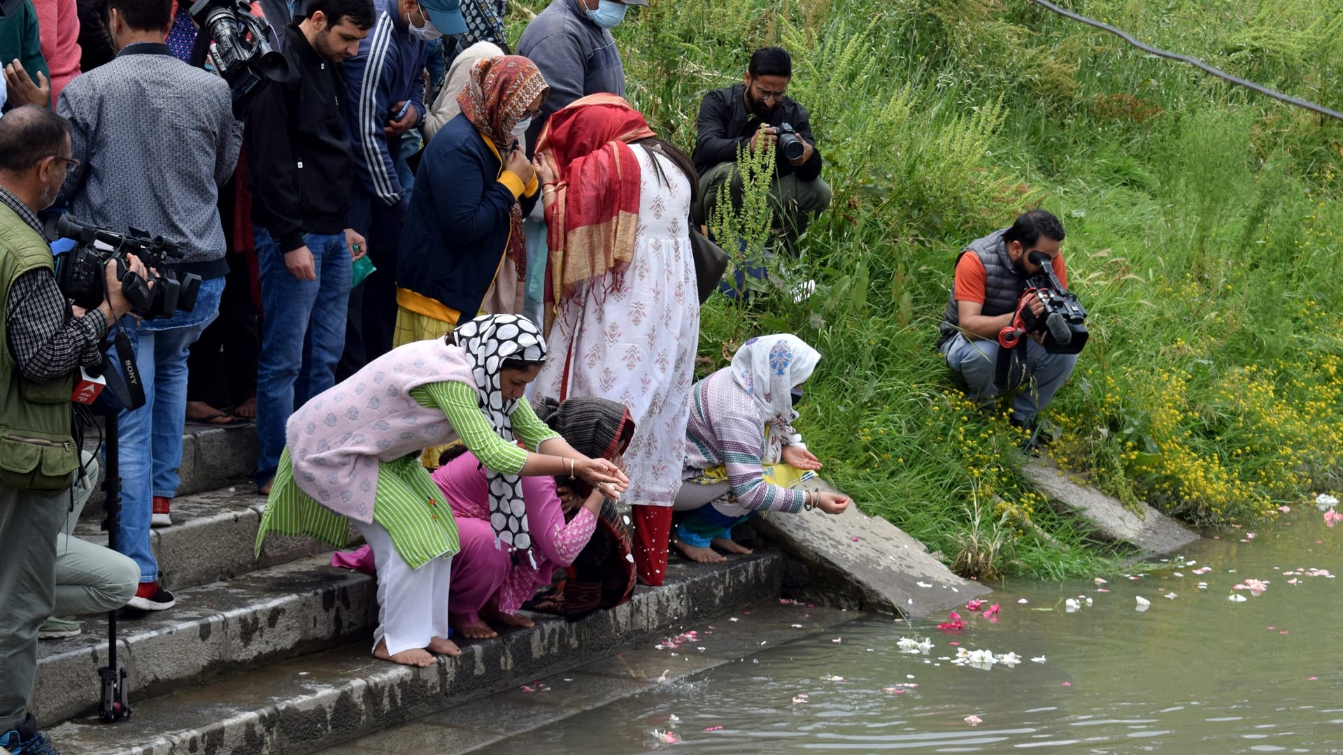 Rahul Bhatt 10th Day Kashmiri Pandits protest continues in kashmir organize rally pay tribute to Rahul by immersing flowers in Jhelum river