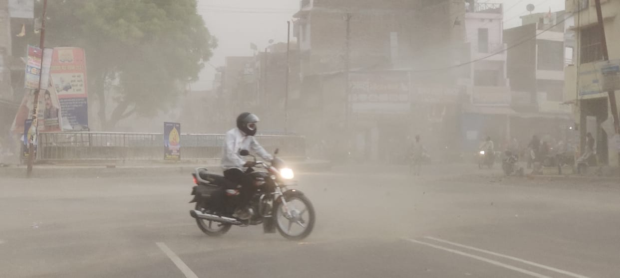 Destruction due to dust storm, death of youth due to breaking of electric poles and feeder break down at many places in the district, supply of 70 villages stalled