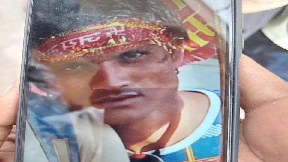 injured young man died in hospital relatives blocked the road in agra
