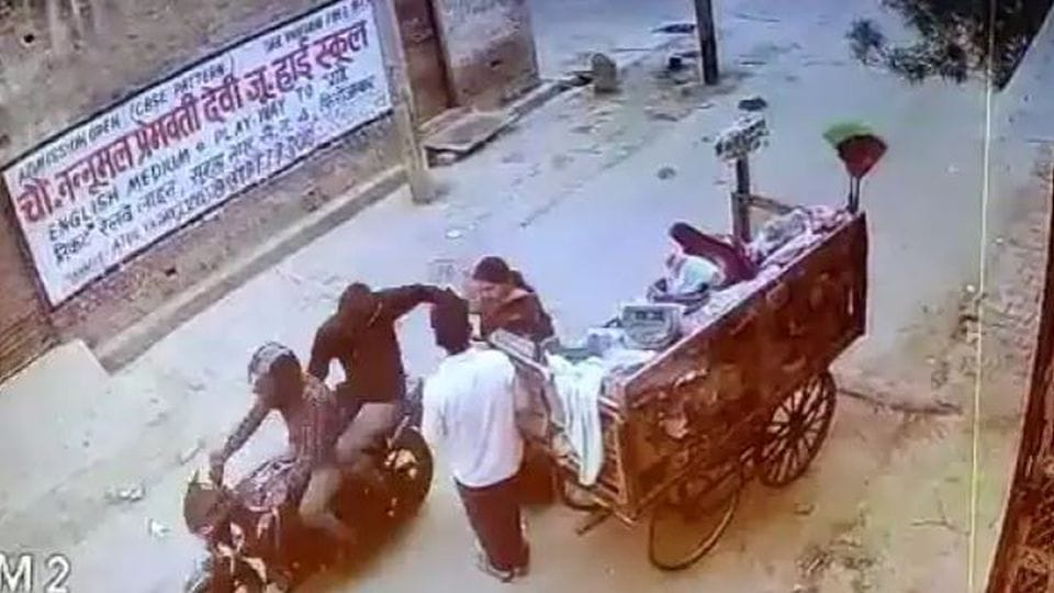 bike riding miscreants escaped by breaking the gold chain from the woman in firozabad