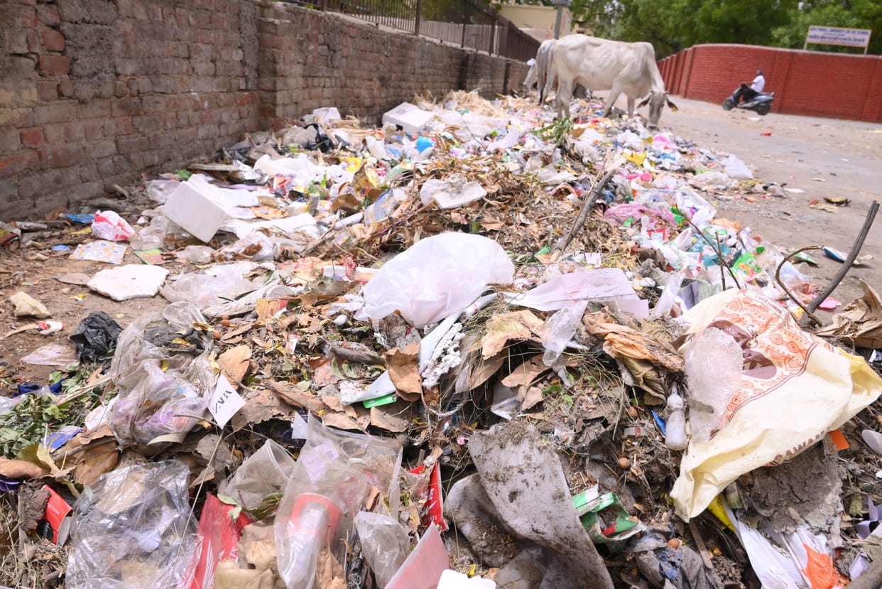 17 lakh rupees are spent every month on cleaning, yet half the city does not have sanitation facilities