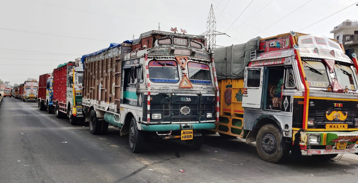Large vehicles queue up, stopped from going to the valley