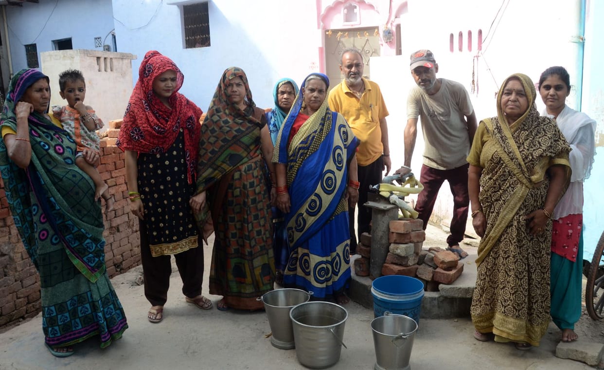 Women of ward number 17 Pukki Sarai wander for water