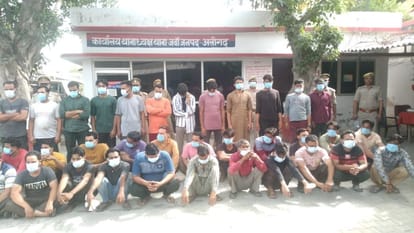 पुलिस की गिरफ्त में अवैध पशु कटान में पकड़े गये लोग।