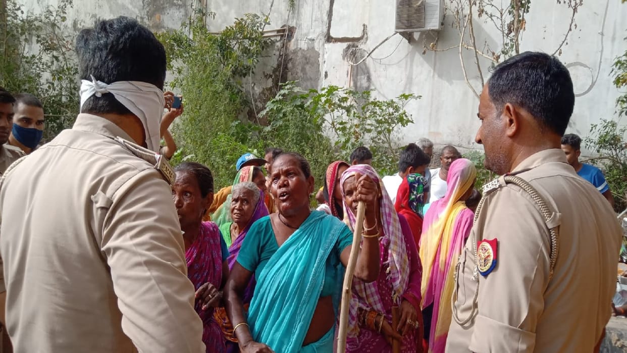 People pelted stones at Municipal Corporation team that arrived in ddpuram area of Bareilly to take possession