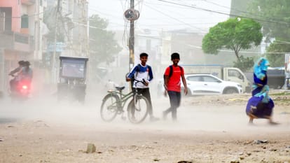 Temperature In Prayagraj rained during the day, the weather changed in the evening