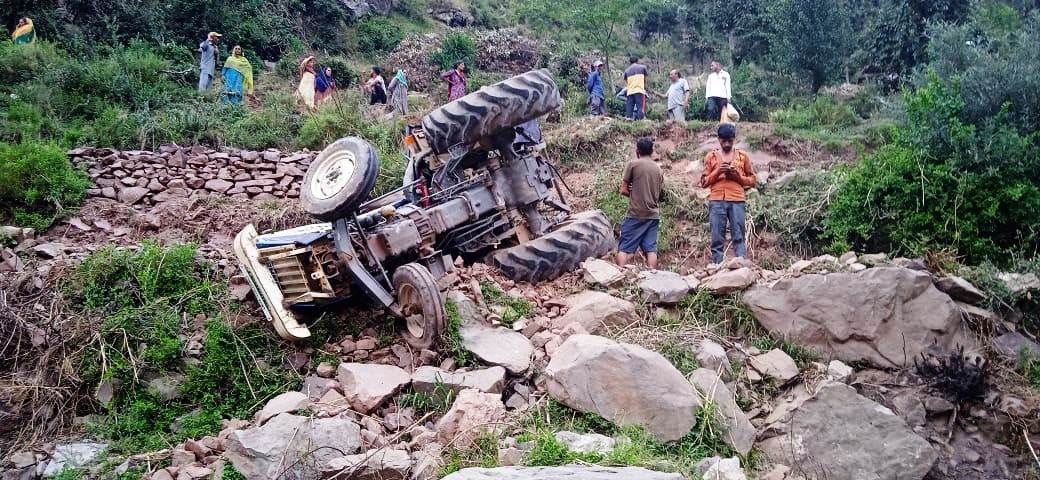Tractor trolley fell into ditch uncontrollably, driver injured