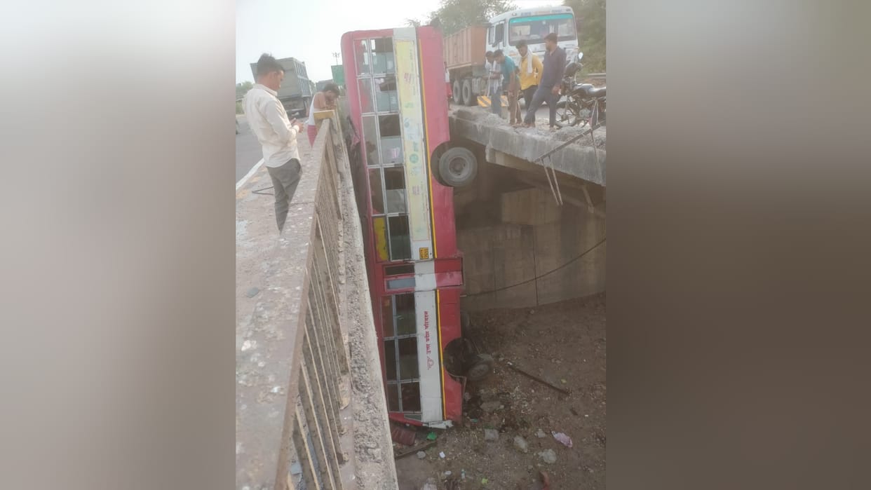 Big Road Accident in Unnao, roadways bus fell from bridge See photos