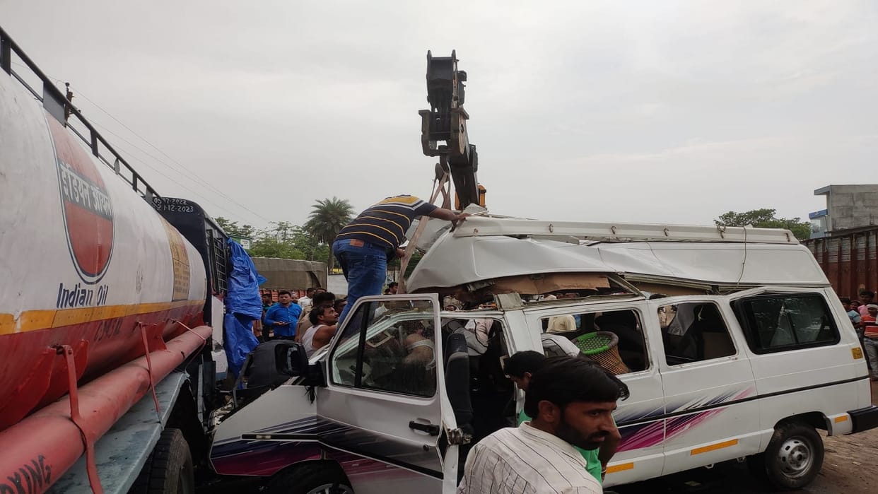 Road Accident In Bahraich Fierce collision between car and tanker