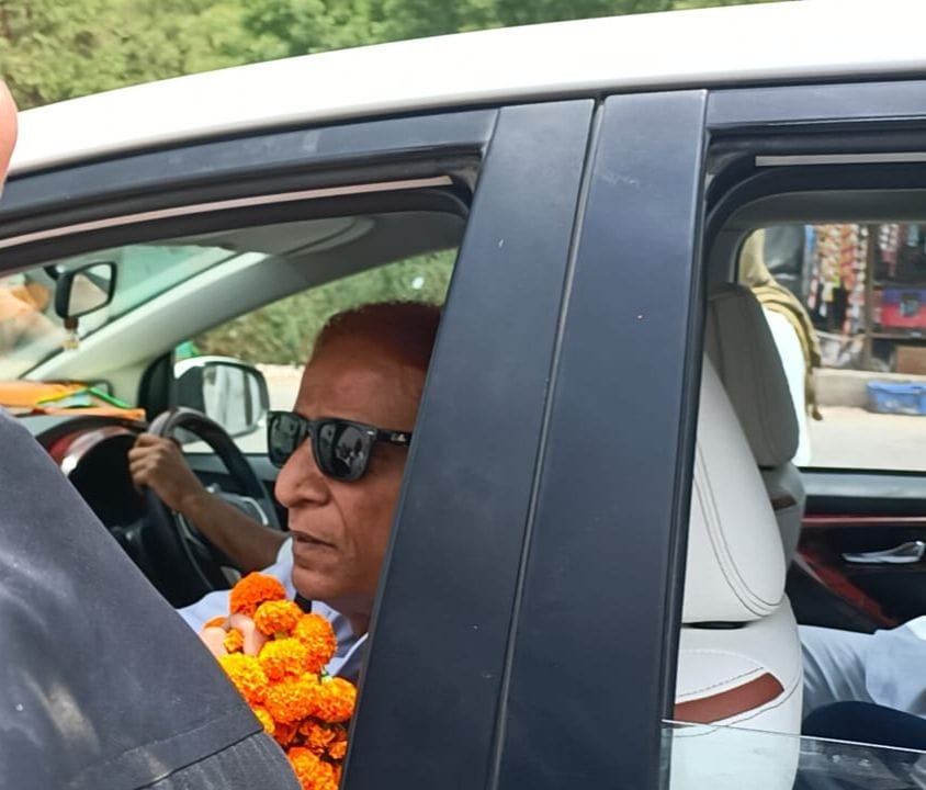 Azam Khan's convoy passed through the highway