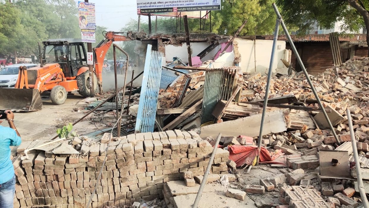 Garza bulldozer, occupation removed from the land worth eight crores of Industries Department