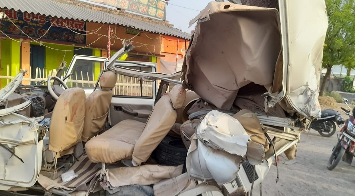 Road Accident in sonebhadra One killed and four people injured after bolero colided with truck