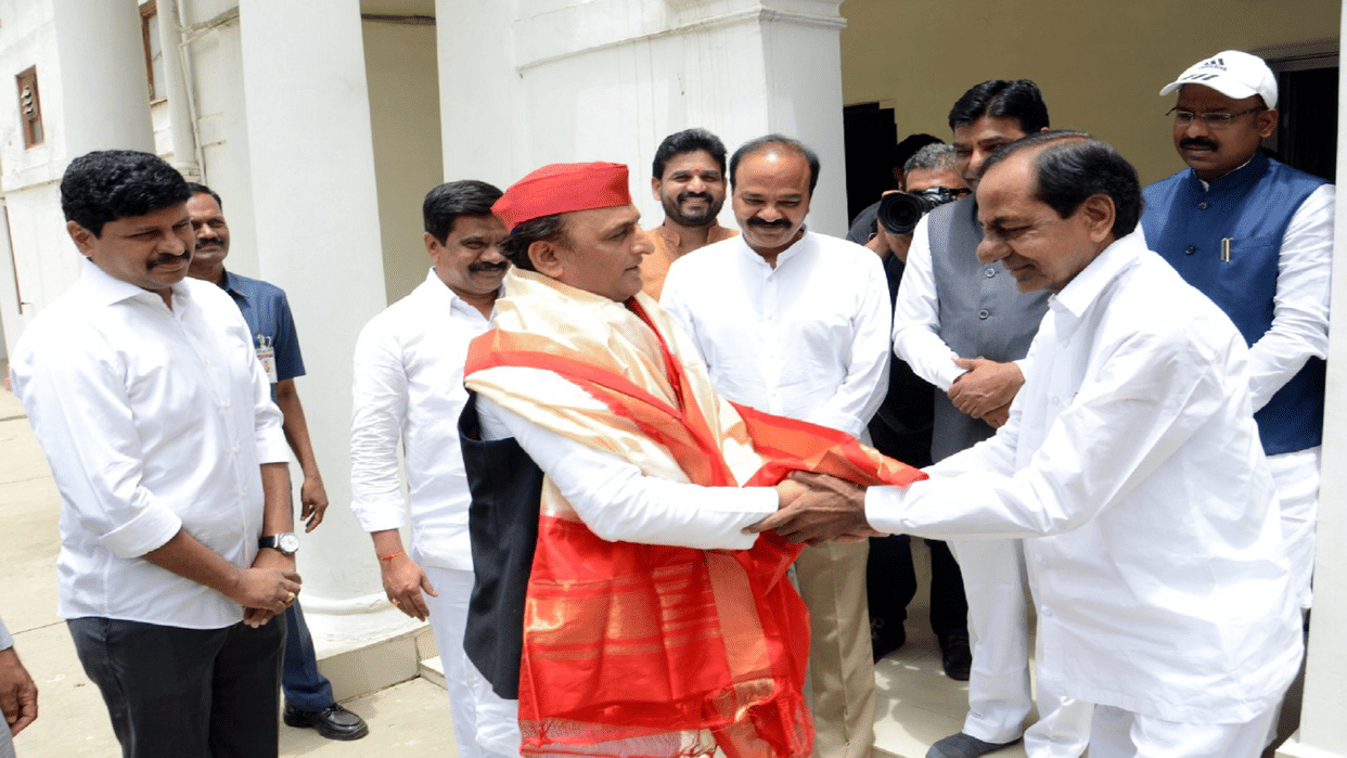 Telangana CM K Chandrashekhar Rao meets Akhilesh Yadav