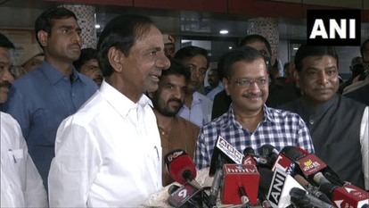 Telangana CM K Chandrashekhar Rao meets Akhilesh Yadav