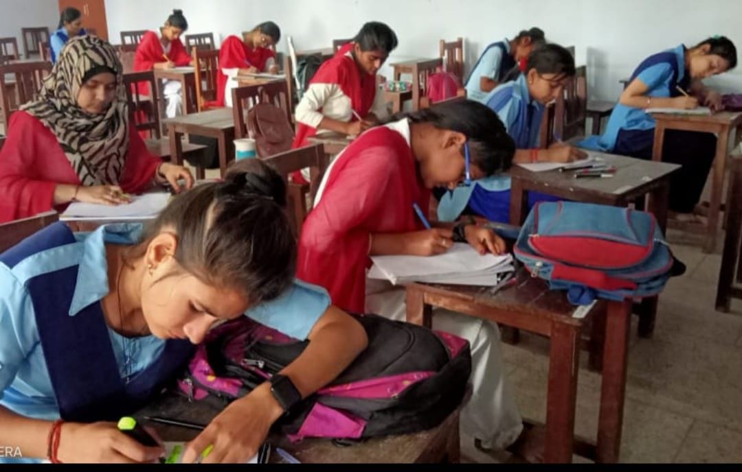 Vandana Devi First in Quiz Competition