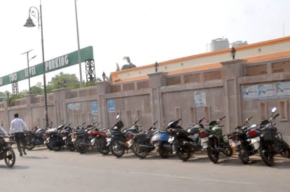 Illegal stand in Varanasi Dabangai is such that everyone face problem fights every day and traffic jam
