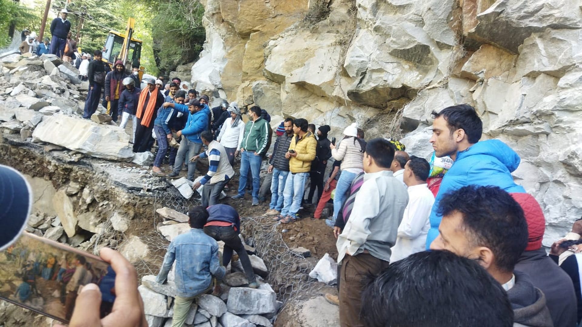 Chardham Yatra 2022, After 32 hours Yamunotri Highway opened for big vehicles, devotees protest against administration and government in Jankichatti, See Photos