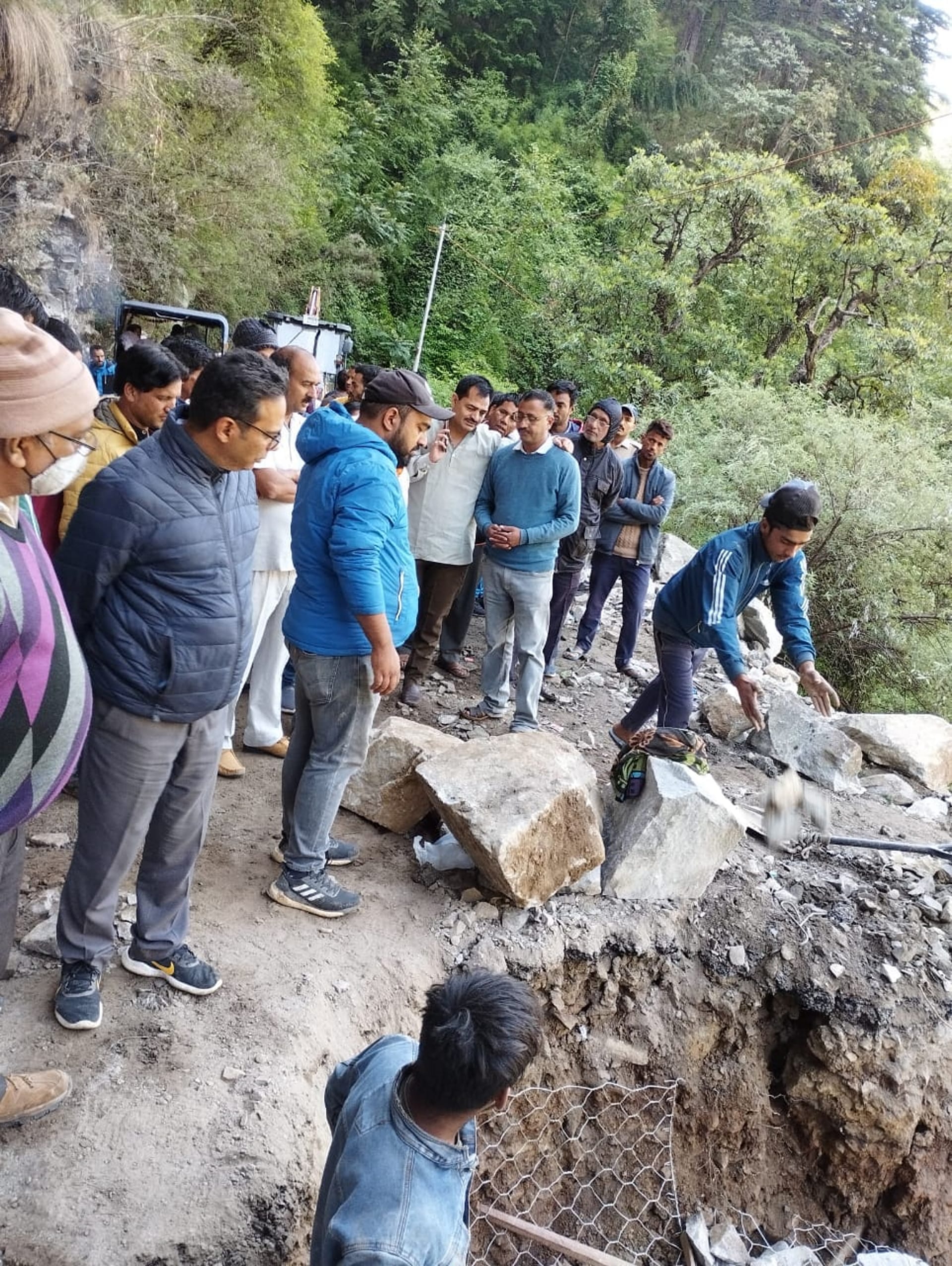Chardham Yatra 2022, After 32 hours Yamunotri Highway opened for big vehicles, devotees protest against administration and government in Jankichatti, See Photos
