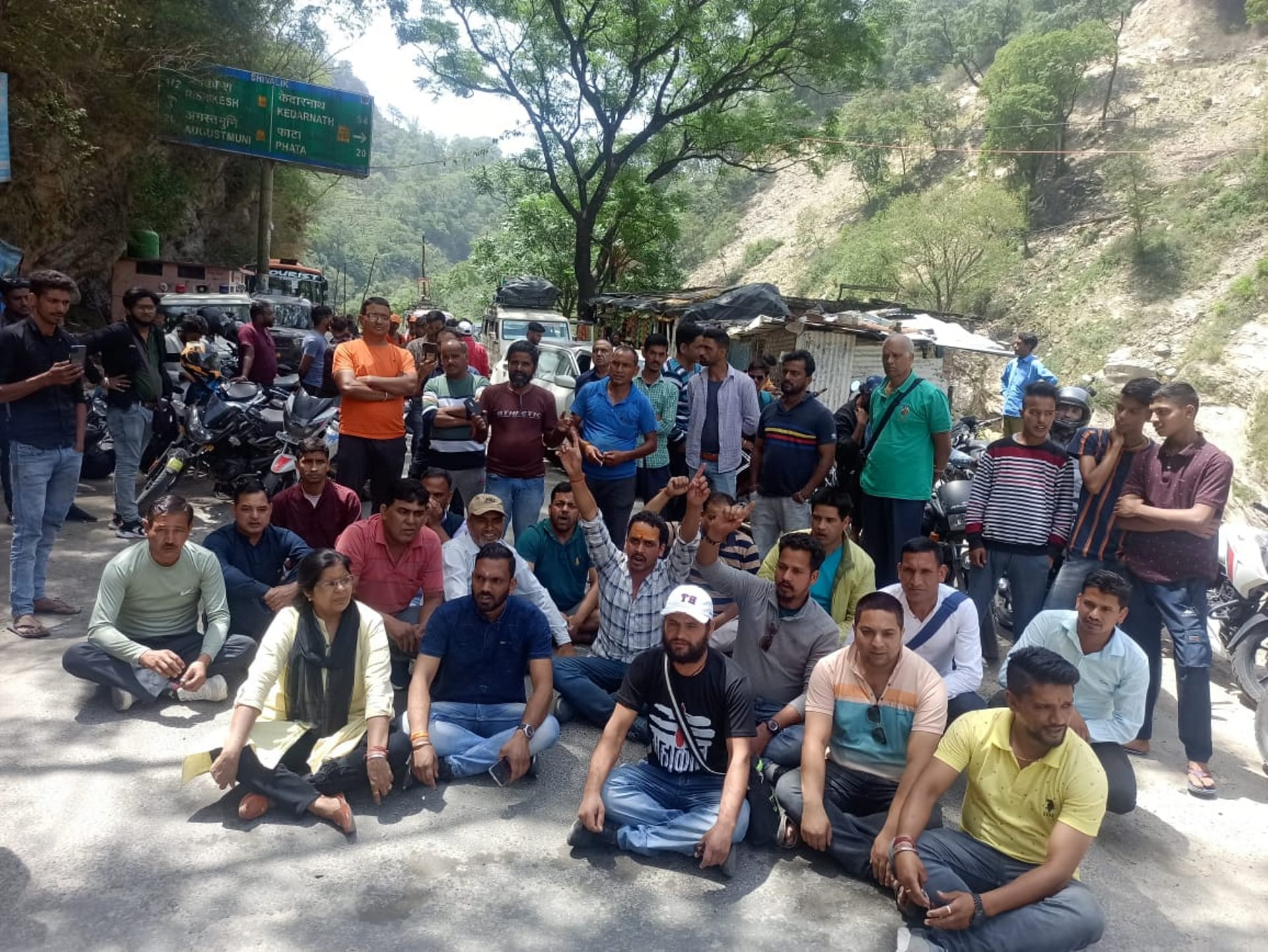 Chardham Yatra 2022, After 32 hours Yamunotri Highway opened for big vehicles, devotees protest against administration and government in Jankichatti, See Photos