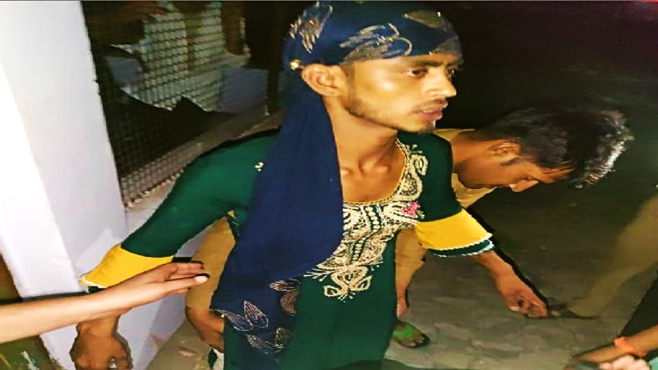 people caught miscreant who wearing girl clothes in etah