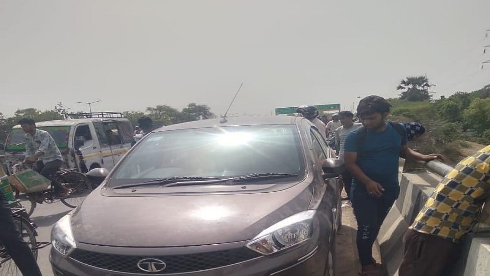 Young man parked his car on Jawahar bridge and jumped into Yamuna agra news