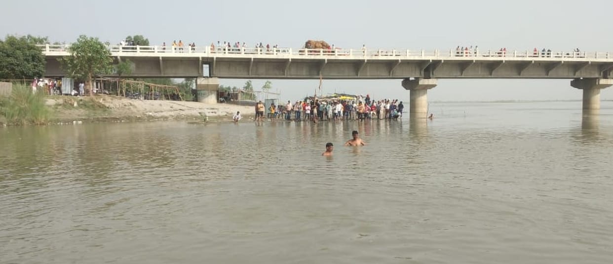 Four youths of Etah washed away in the Ganges, two safe, bodies of two recovered