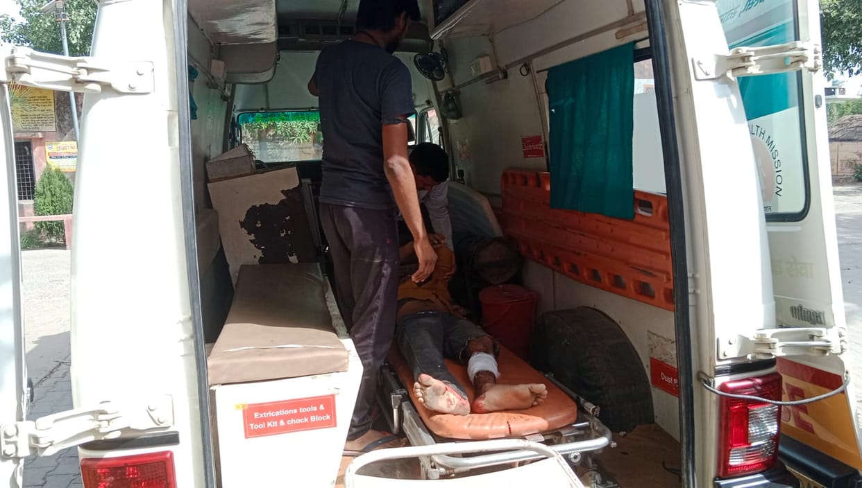 Encounter In Azamgarh Gudluck singh murder case main accused injured incidents due to  dispute over splattering of mud