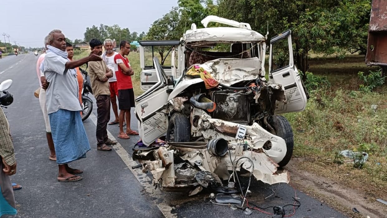 Siddharthnagar Bolero hit the trailer on the highway seven processions killed four injured